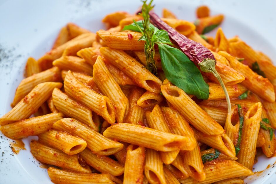 How do Italians sauce pasta