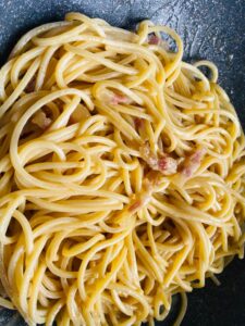 Real carbonara recipe - mixing with cooking water