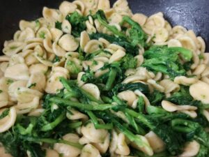 Orecchiette with broccoli rabe - mixing