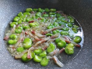Pasta alla gricia with fava beans - add the fava beans
