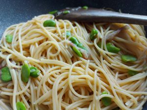 Pasta alla gricia with fava beans - pasta in the pan