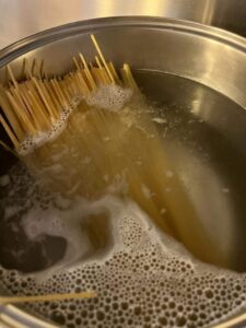 Real spaghetti bolognese - cooking the spaghetti