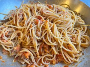 Real spaghetti bolognese - how to sauce them